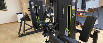 PoliDia館内の筋力トレーニングマシン